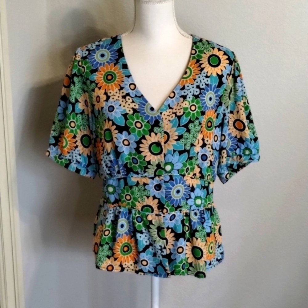 Cabi women's size medium floral print Happy Top medium #5900